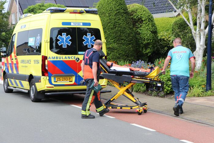 Man op vlot belandt in water
