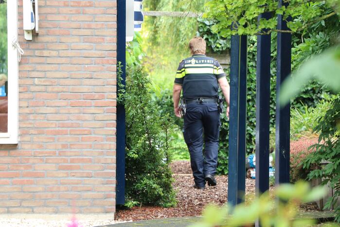 Man op vlot belandt in water