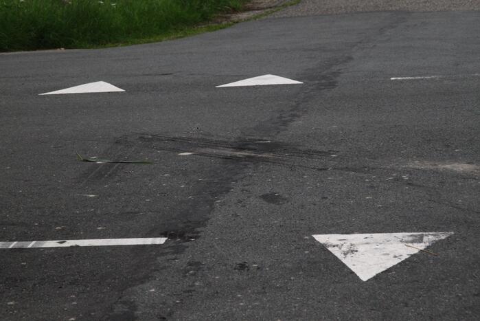 Bestelbus en auto botsen met elkaar