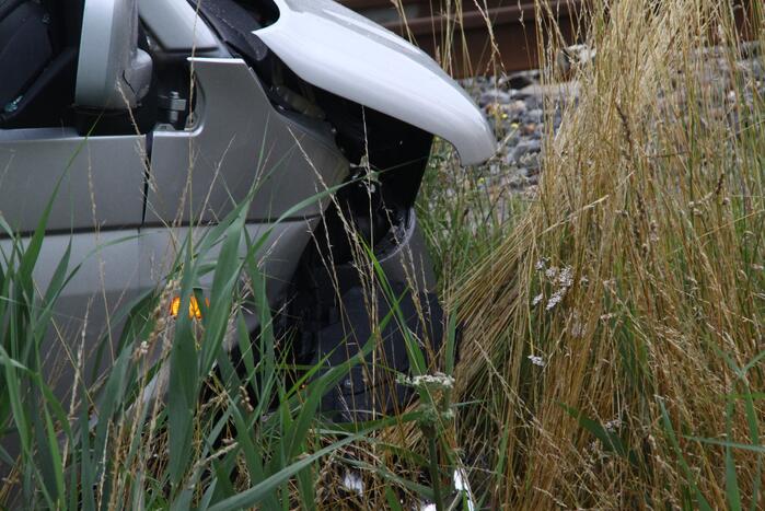 Bestelbus en auto botsen met elkaar