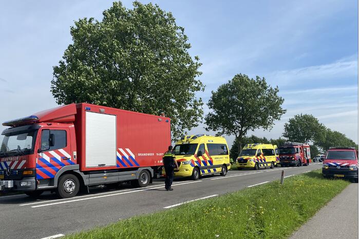 Auto raakt van de weg en botst frontaal op boom