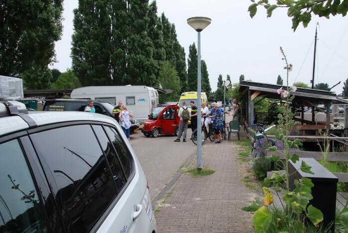 Vrouw op fiets gaat onderuit na botsing met Canta-brommobiel