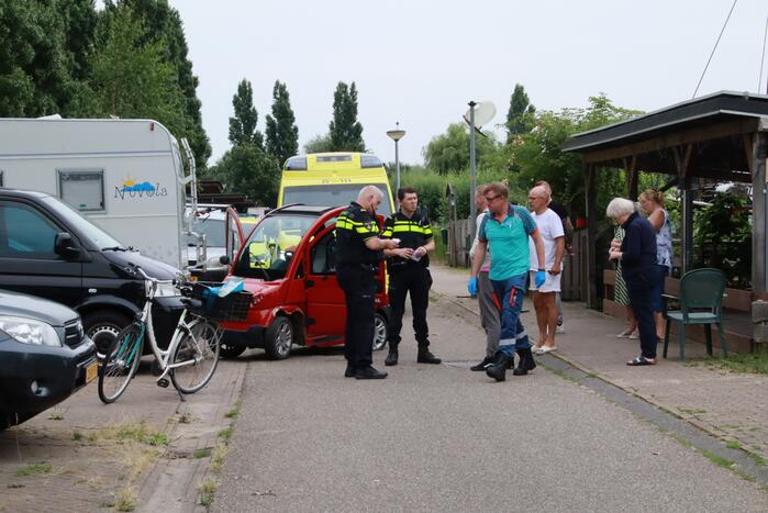 Vrouw op fiets gaat onderuit na botsing met Canta-brommobiel