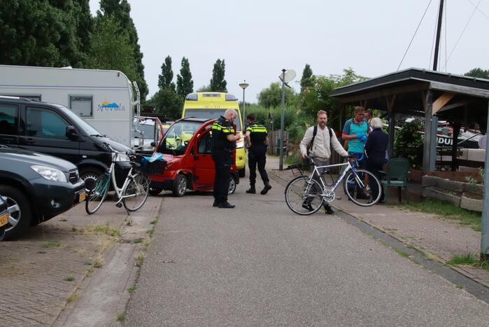 Vrouw op fiets gaat onderuit na botsing met Canta-brommobiel