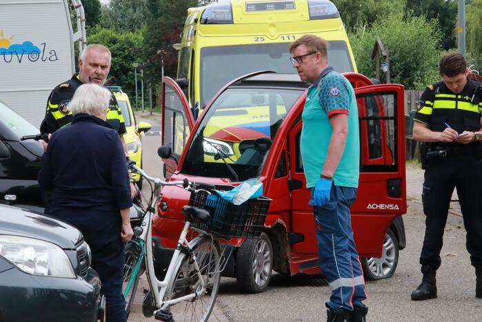 Vrouw op fiets gaat onderuit na botsing met Canta-brommobiel