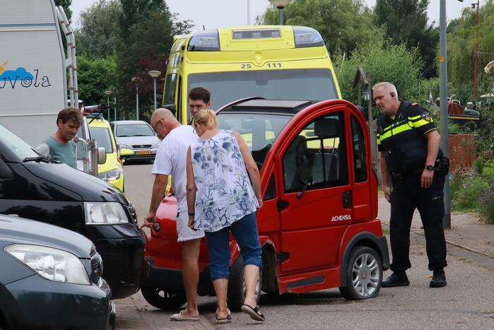 Vrouw op fiets gaat onderuit na botsing met Canta-brommobiel