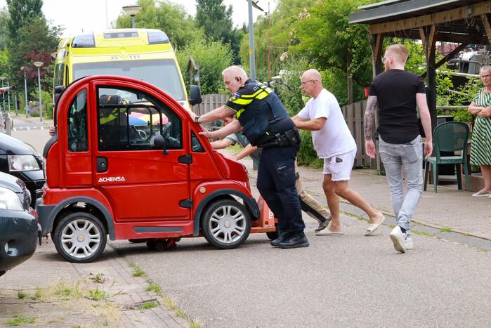 Vrouw op fiets gaat onderuit na botsing met Canta-brommobiel