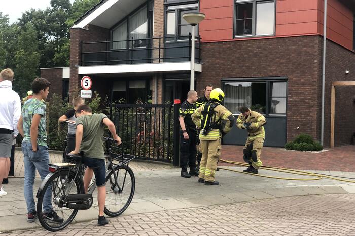 Brandweer blust brand in woning