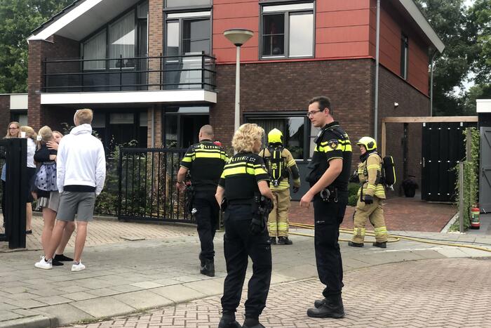 Brandweer blust brand in woning