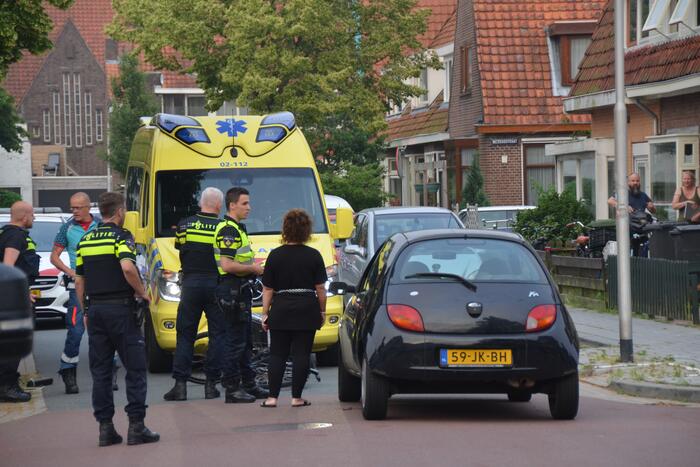 Maaltijdbezorgster op fiets in botsing met personenauto