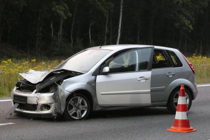 Bestuurder raakt macht over het stuur kwijt en raakt in slip