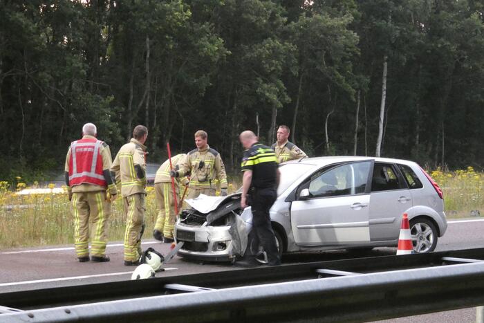 Bestuurder raakt macht over het stuur kwijt en raakt in slip