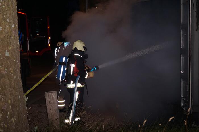 Brandweer blust brand in container