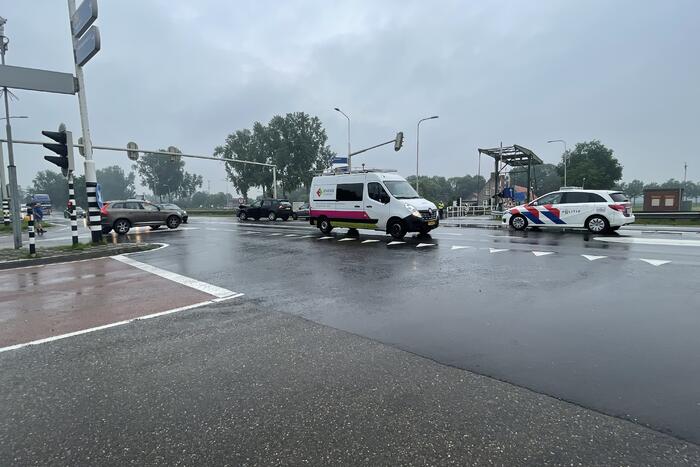 Twee personenwagens botsen op kruising