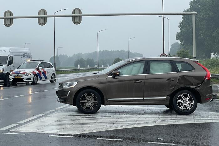 Twee personenwagens botsen op kruising