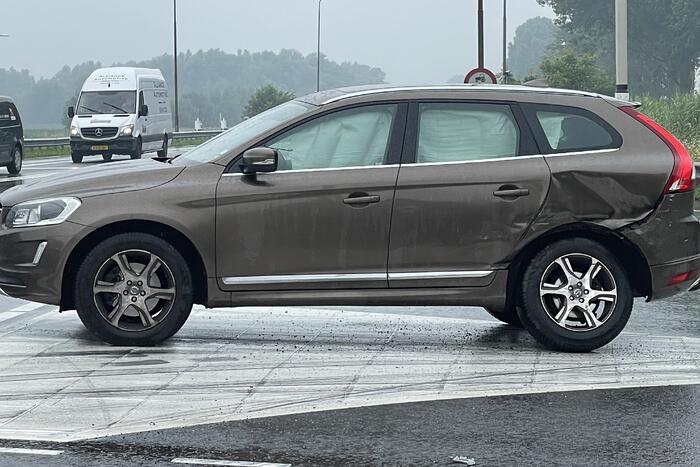 Twee personenwagens botsen op kruising