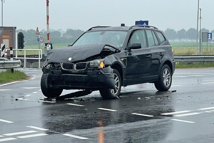 Twee personenwagens botsen op kruising