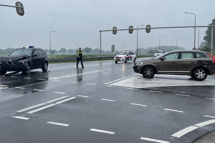 Twee personenwagens botsen op kruising