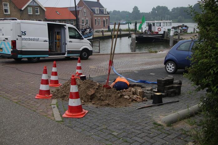 Parkeerplaats opengebroken door waterlekkage