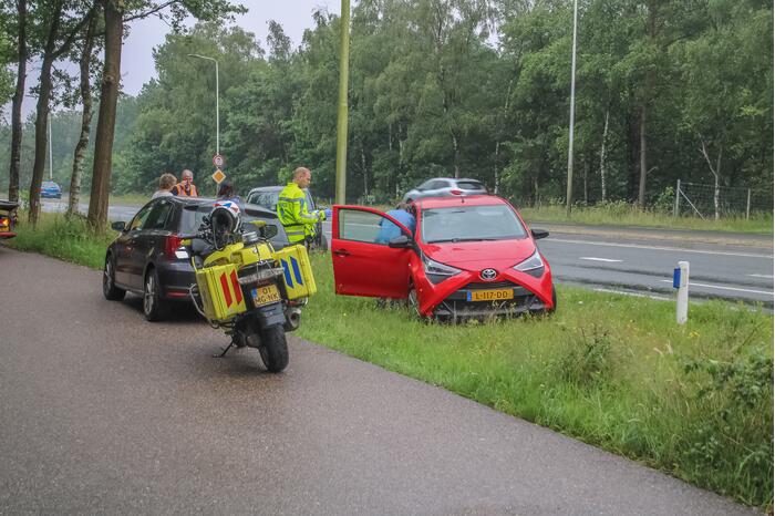 Kop-staart botsing tussen twee personenwagens