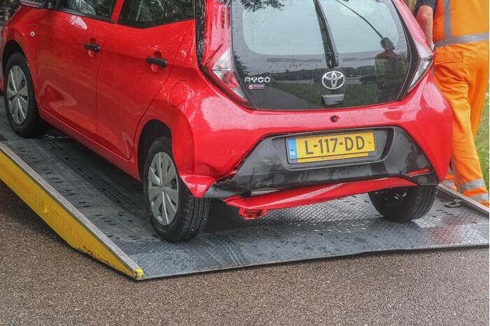 Kop-staart botsing tussen twee personenwagens