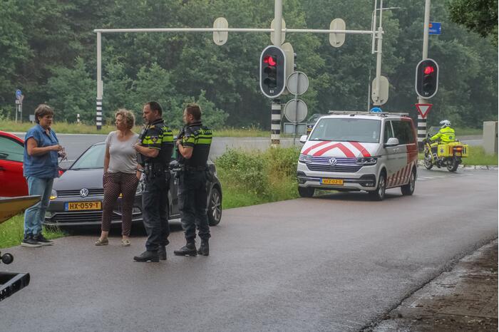 Kop-staart botsing tussen twee personenwagens