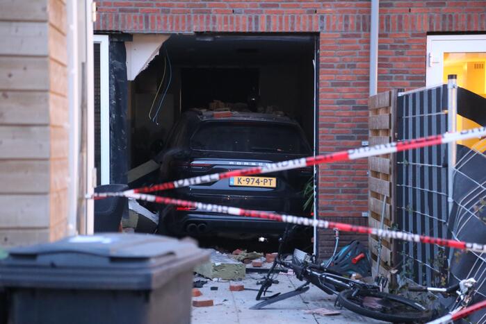 Man rijdt met Porsche Cayenne woning van vriendin binnen: 9 maanden cel