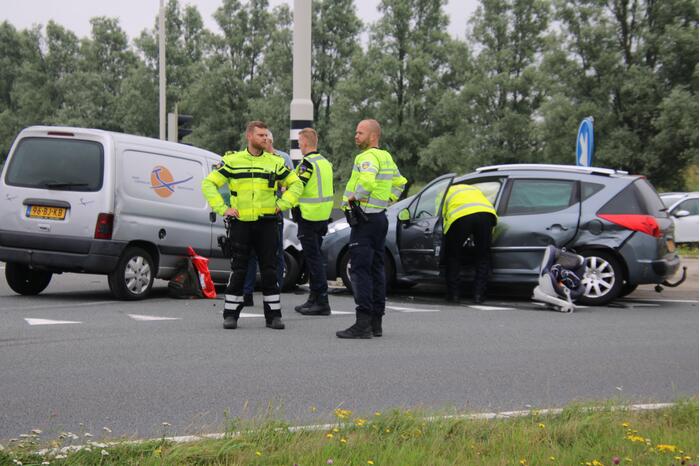 Bestelbus en personenauto met elkaar in botsing