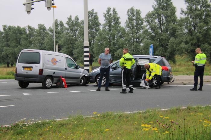 Bestelbus en personenauto met elkaar in botsing