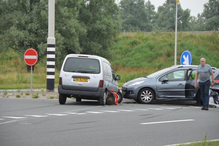 Bestelbus en personenauto met elkaar in botsing