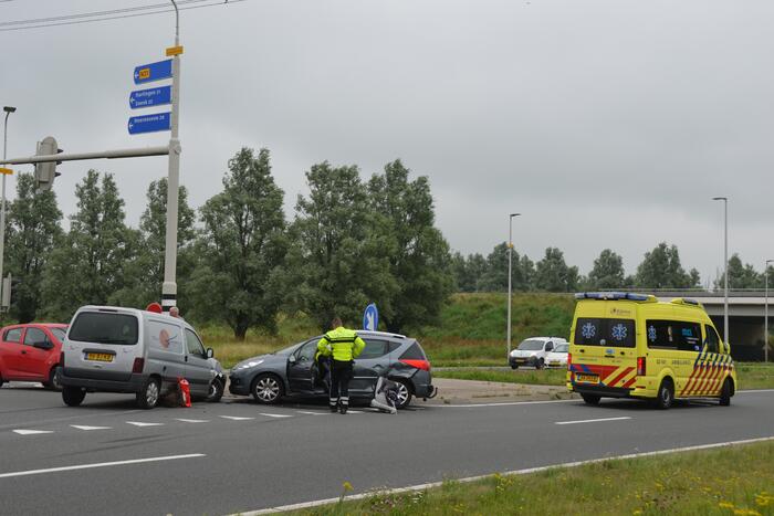 Bestelbus en personenauto met elkaar in botsing
