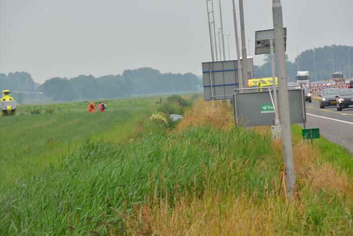 Persoon belandt in sloot met auto en raakt ernstig gewond