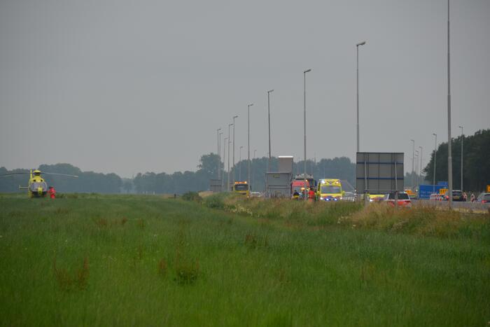 Persoon belandt in sloot met auto en raakt ernstig gewond