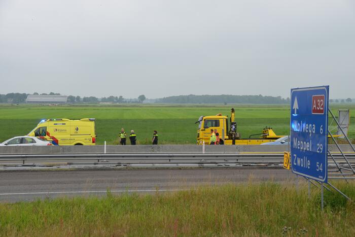 Persoon belandt in sloot met auto en raakt ernstig gewond