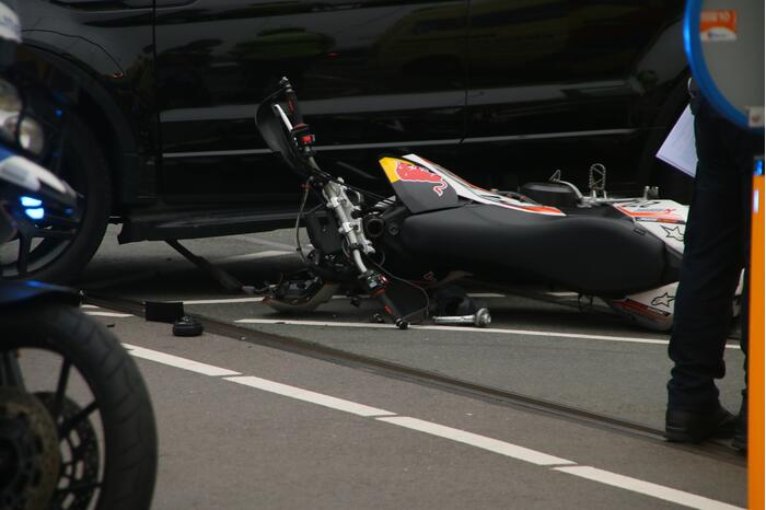 Motorrijder gewond bij botsing met Range Rover
