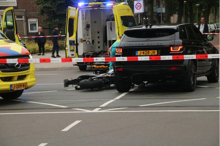 Motorrijder gewond bij botsing met Range Rover