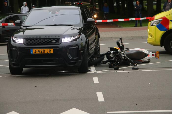 Motorrijder gewond bij botsing met Range Rover