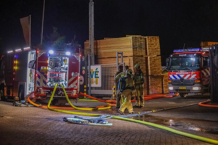 Brand in loods op bedrijventerrein
