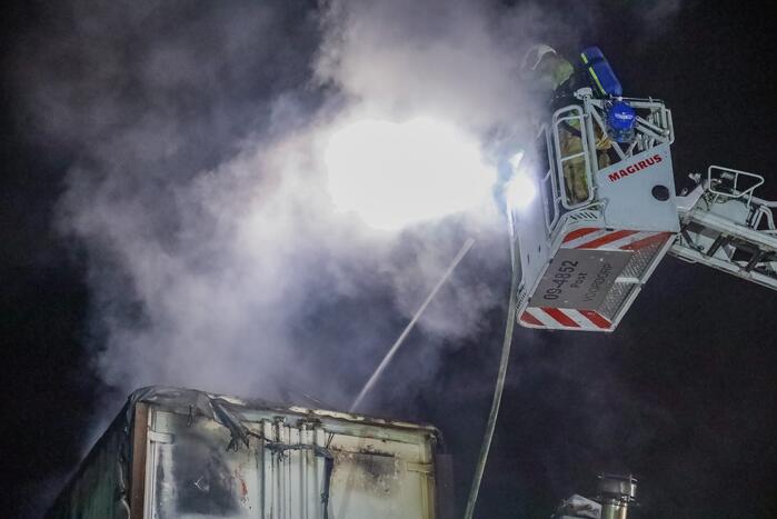 Brand in loods op bedrijventerrein