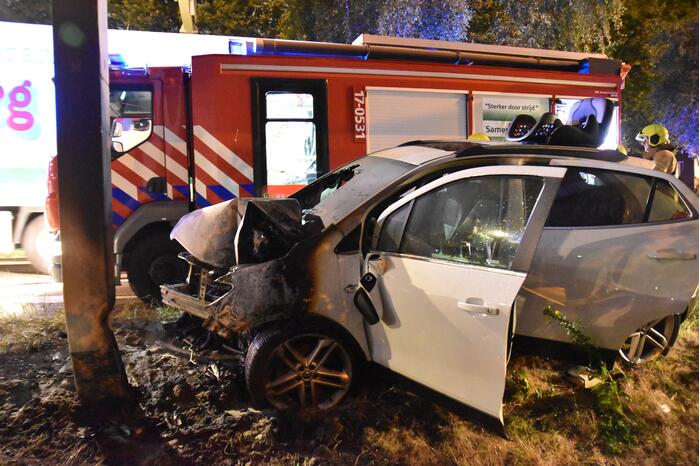 Auto vliegt in brand na aanrijding met ANWB portaal
