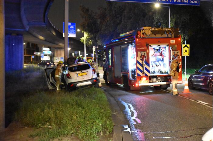 Auto vliegt in brand na aanrijding met ANWB portaal