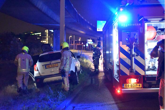 Auto vliegt in brand na aanrijding met ANWB portaal