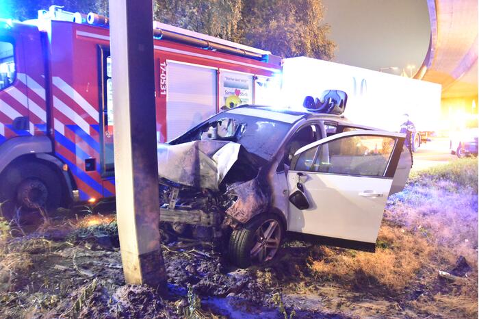 Auto vliegt in brand na aanrijding met ANWB portaal