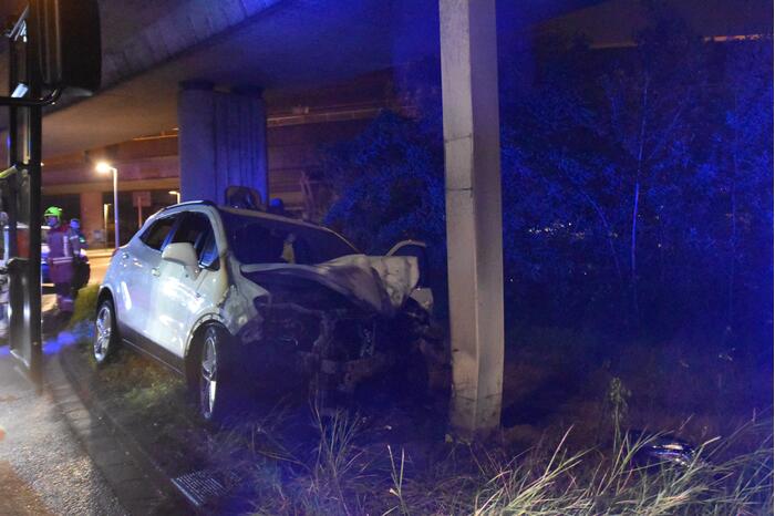 Auto vliegt in brand na aanrijding met ANWB portaal