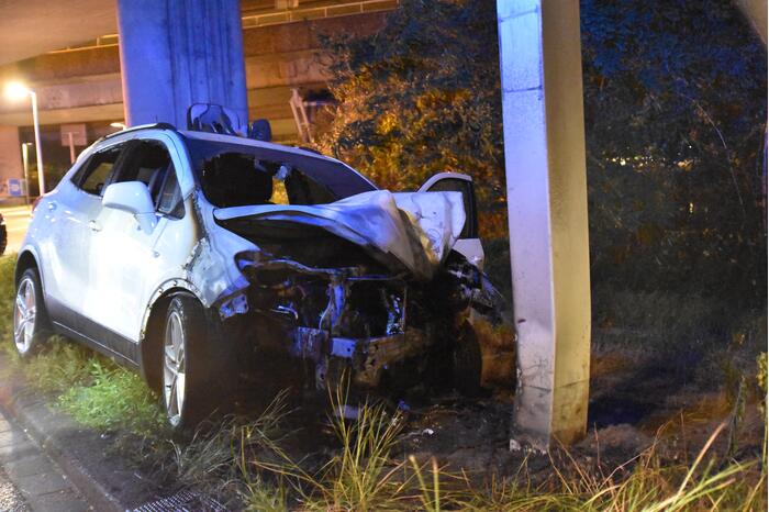 Auto vliegt in brand na aanrijding met ANWB portaal