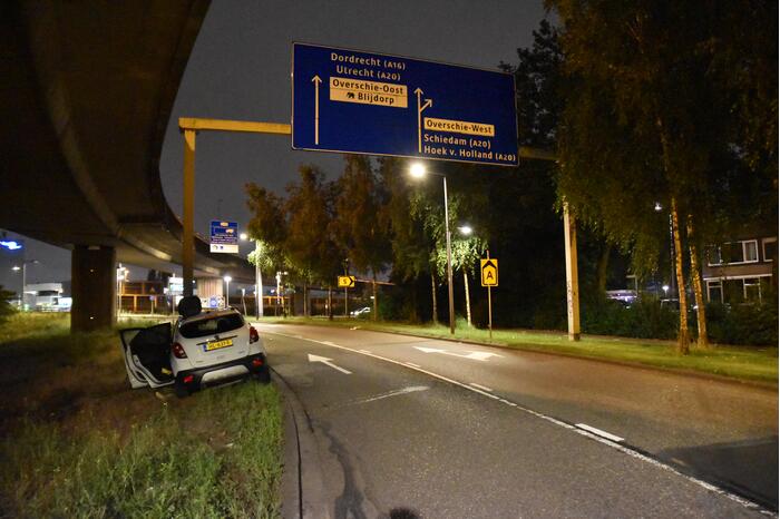 Auto vliegt in brand na aanrijding met ANWB portaal