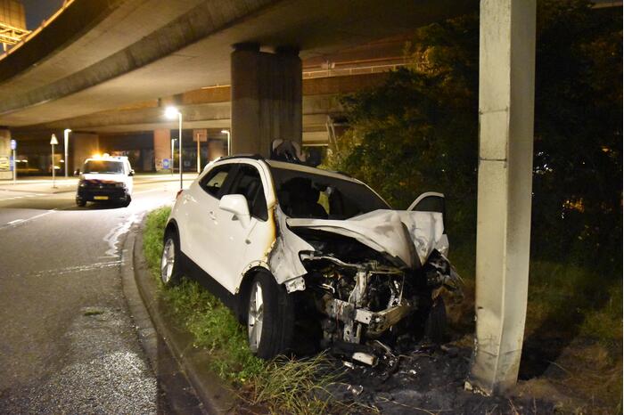 Auto vliegt in brand na aanrijding met ANWB portaal