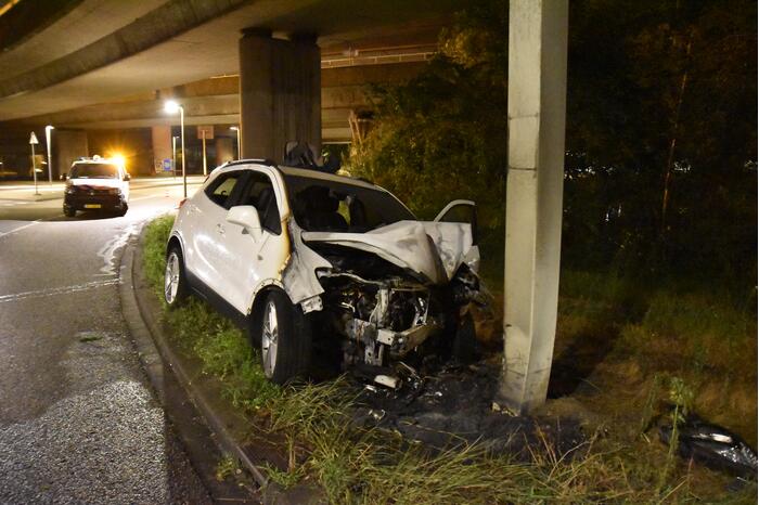 Auto vliegt in brand na aanrijding met ANWB portaal