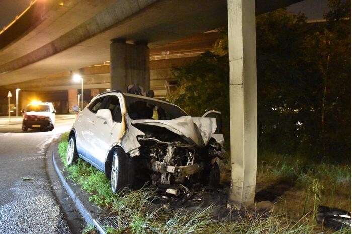 Auto vliegt in brand na aanrijding met ANWB portaal