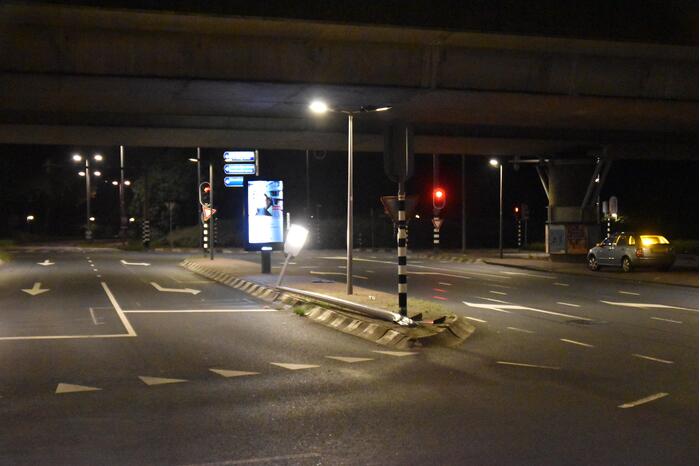 Auto vliegt in brand na aanrijding met ANWB portaal